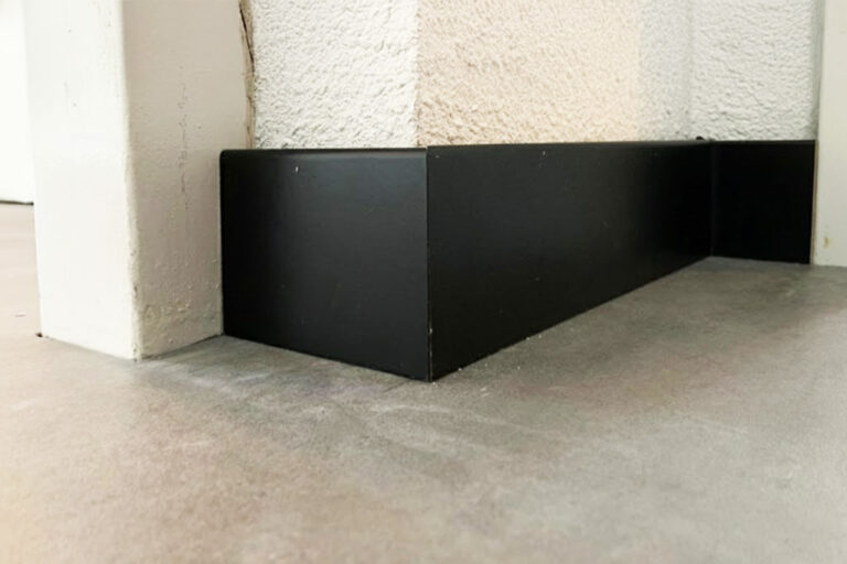 Zwarte plinten plaatsen